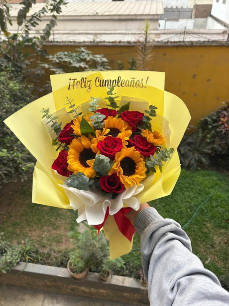 Ramo de Rosas y Girasoles Personalizado - Delirio Florería
