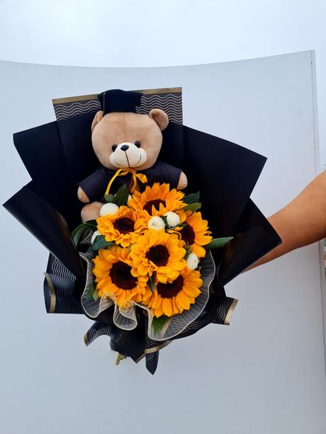 Ramo de Girasoles + osito Graduación - Delirio Florería