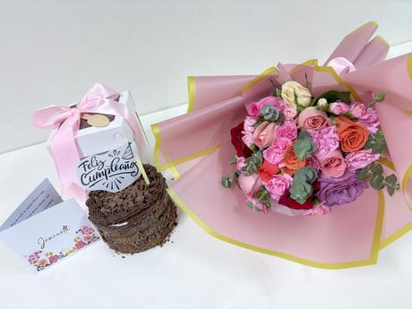 Ramo de flores + tortita personal - Delirio Florería