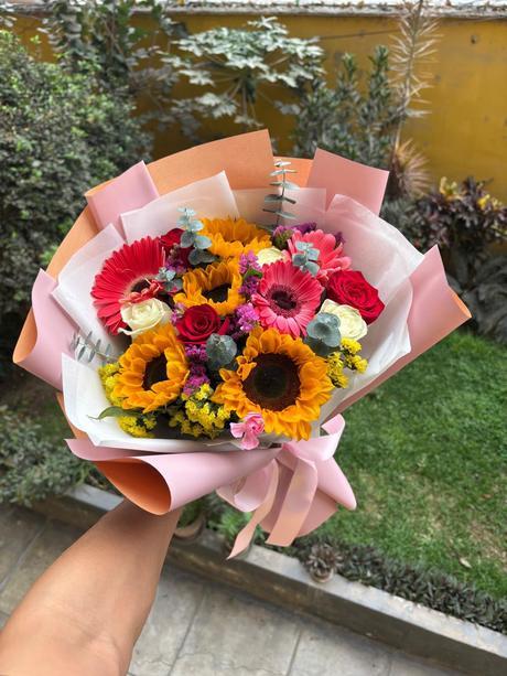 Ramo Mixto de Girasoles, Rosas y Gerberas - Delirio Florería