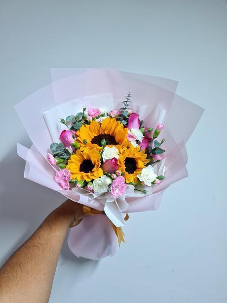 Ramo de 3 Girasoles y Flores Mixtas - Delirio Florería