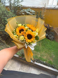 Ramo de 3 Girasoles con Astromelias y Miniclaveles - Delirio Florería