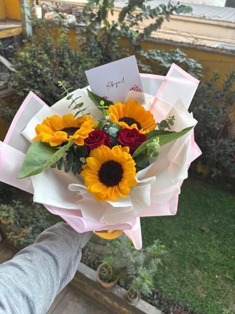 Ramo de 3 Girasoles y 2 Rosas - Delirio Florería